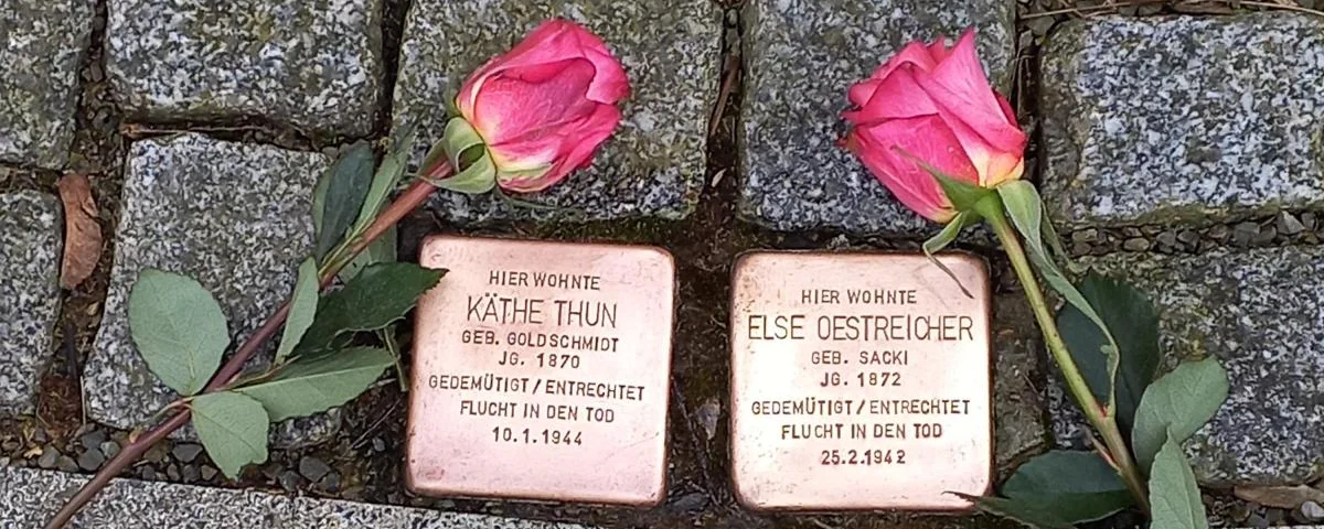 Holocaust-Gedenken an Stolpersteinen in Meiningen (©Kirchenkreis Meiningen)