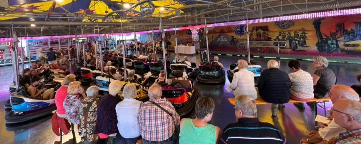 Archivbild Gottesdienst im Autoscooter Vogelschießen Rudolstadt (© Kirchengemeinde Rudolstadt)