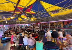 Archivbild Gottesdienst im Autoscooter Vogelschießen Rudolstadt (© Kirchengemeinde Rudolstadt) | Foto: Kirchengemeinde Rudolstadt