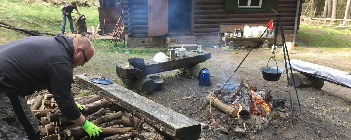 Männer im Wald (Friedbert Reinert)