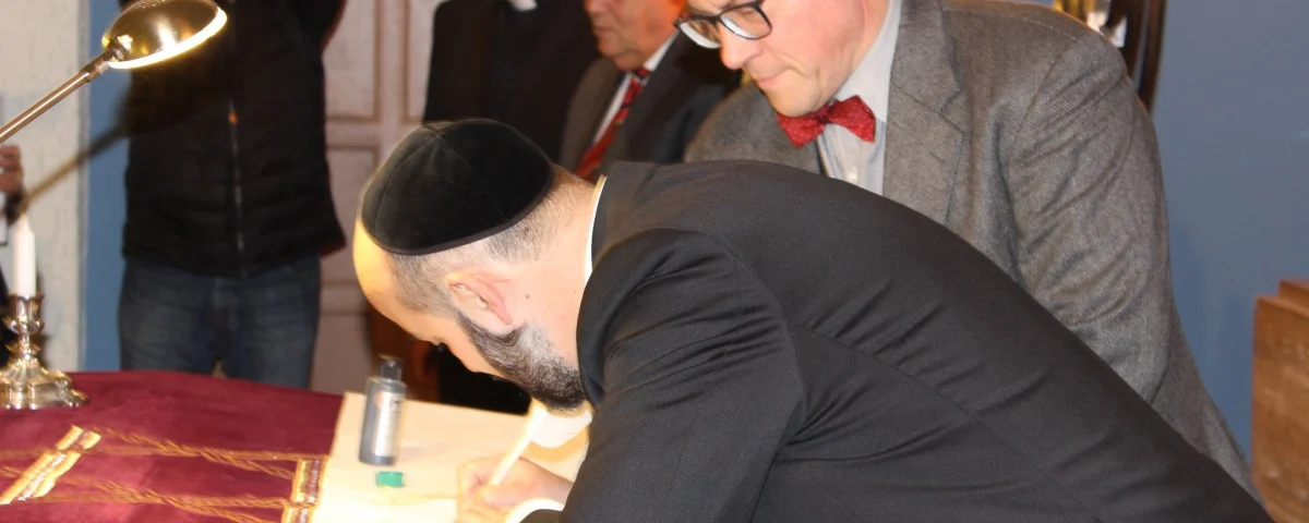 Tora-Rolle Rabbi Yaacobov und Bischof Kramer 