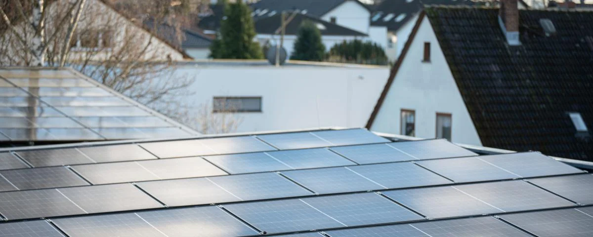 Solaranlage auf Dach (© epd-bild Tim Wegner)