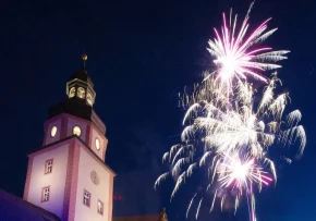 Feuerwerk mit Kirche (epd Bild Gustavo Alabiso) | Foto: epd Bild / Gustavo Alabiso