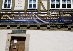 Banner am Pfarrhaus Themar Ausschnitt (Ulrike Polster) | Foto: Ulrike Polster