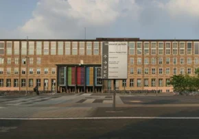 Pano-unikoeln-magnusplatz | Foto: <a href="https://commons.wikimedia.org/wiki/User:A.Savin">A.Savin</a>, <a href="https://commons.wikimedia.org/wiki/File:Pano-unikoeln-magnusplatz.jpg">Pano-unikoeln-magnusplatz</a>, <a href="https://creativecommons.org/licenses/by-sa/3.0/legalcode">CC BY-SA 3.0</a>