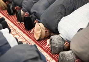 Gläubige in Moschee  | Foto: Foto: epd bild/ Thomas Lohnes