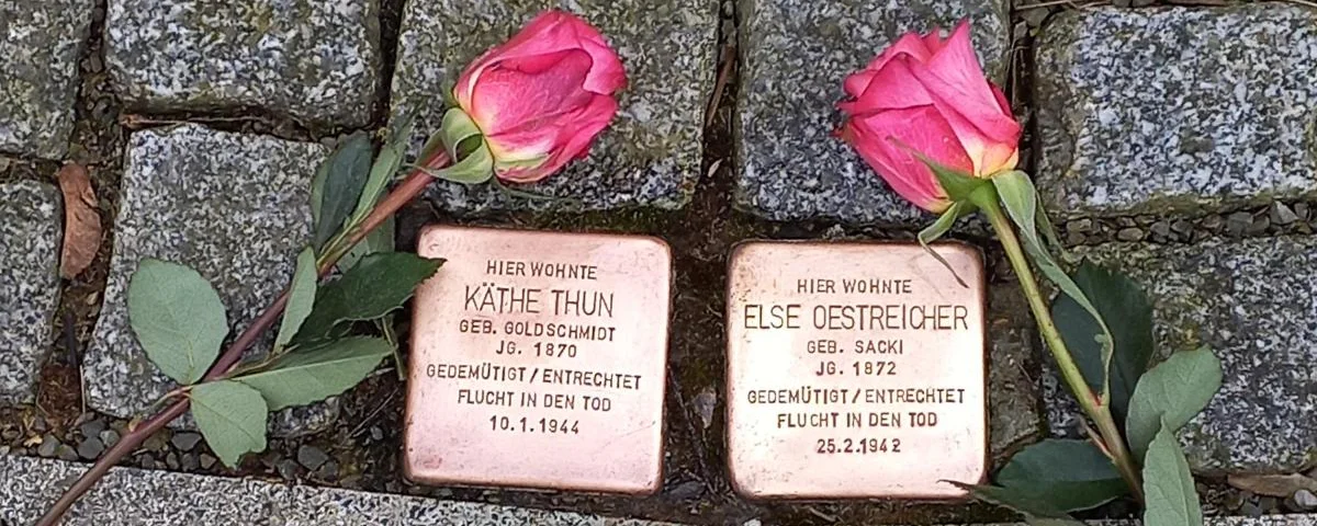 Holocaust-Gedenken an Stolpersteinen in Meiningen (©Kirchenkreis Meiningen)