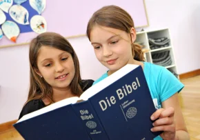Mädchen mit Bibel epd bild Jens Schulze | Foto: epd-bild/Jens Schulze