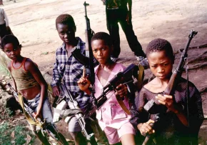 Kindersoldaten bewaffnet (epd-bild Sebastian Bolesch) | Foto: epd-bild / Sebastian Bolesch