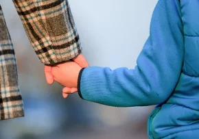 Kindern die Hand halten  | Foto: Foto: epd Bild/Maike Gloeckner