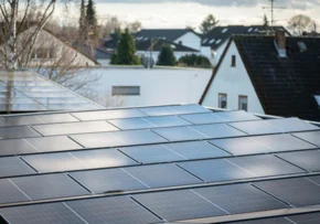 Solaranlage auf Dach (© epd-bild Tim Wegner)