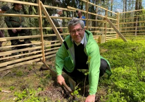 Landesbischof Friedrich Kramer pflanzt einen Baum im Kirchenwald Zeutsch (Susann Wilke) | Foto: Susann Wilke