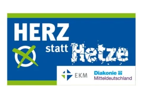 Banner Herz statt Hetze | Foto: EKM