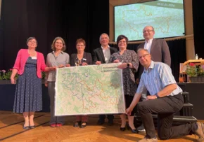 Präsides und Leitungspersonen der vier Kirchenkreise in Südthüringen mit Karte des neuen Kirchenkreises (©Ralf Gebauer) | Foto: Ralf Gebauer