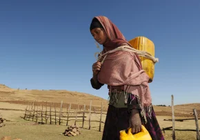 Frau Wüste Äthiopien  | Foto: Foto: epd bild/ Christof Krackhardt