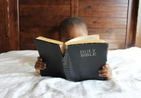Kind mit Bibel (Pixabay) | Foto: Pixabay