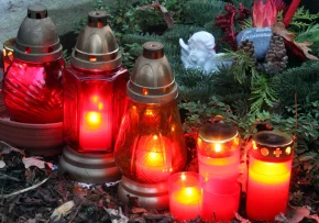 Kerzen auf Friedhof (epd-bild  Friedrich Stark) | Foto: epd-bild / Friedrich Stark