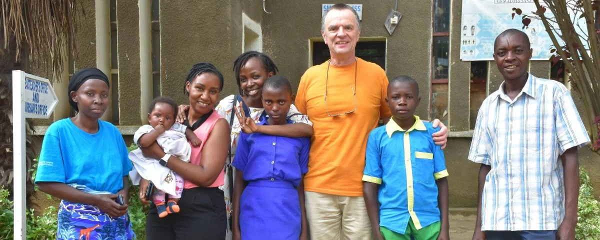 Pfarrer Gerhard Reuther (Mitte) mit Patenkindern und Eltern aus Ruanda (© Ökumenische Eine-Welt-Kreis im Erbstromtal )