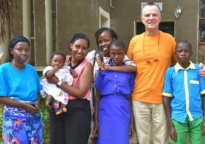 Pfarrer Gerhard Reuther (Mitte) mit Patenkindern und Eltern aus Ruanda (© Ökumenische Eine-Welt-Kreis im Erbstromtal )