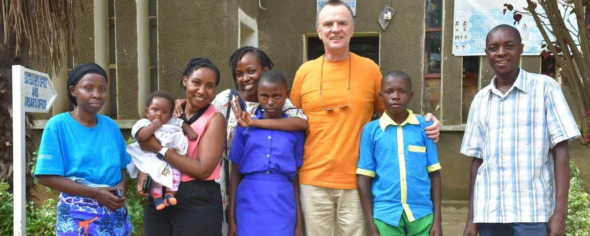 Pfarrer Gerhard Reuther (Mitte) mit Patenkindern und Eltern aus Ruanda (© Ökumenische Eine-Welt-Kreis im Erbstromtal )