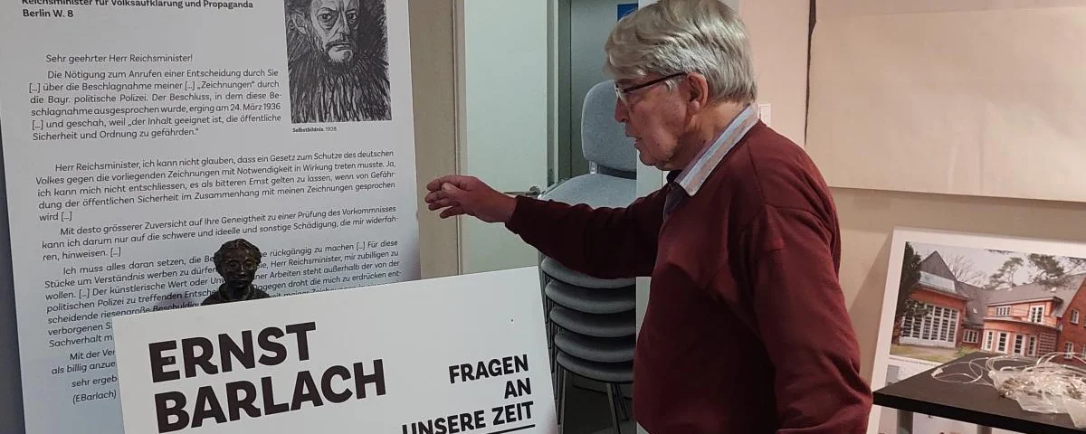 Kurator Christian Tietze aus Weimar beim Aufbau der Ausstellung (©EKM)