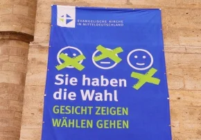 Banner Wahlaufruf Kirchturm | Foto: Foto: EKM