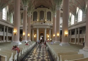 Panorama Nikolaikirche Leipzig | Foto: <a href="https://commons.wikimedia.org/wiki/User:HubertSt">HubertSt</a>, <a href="https://commons.wikimedia.org/wiki/File:Panorama-Nikolaikirche-innen-Leipzig.jpg">Panorama-Nikolaikirche-innen-Leipzig</a>, <a href="https://creativecommons.org/licenses/by-sa/4.0/legalcode">CC BY-SA 4.0</a>